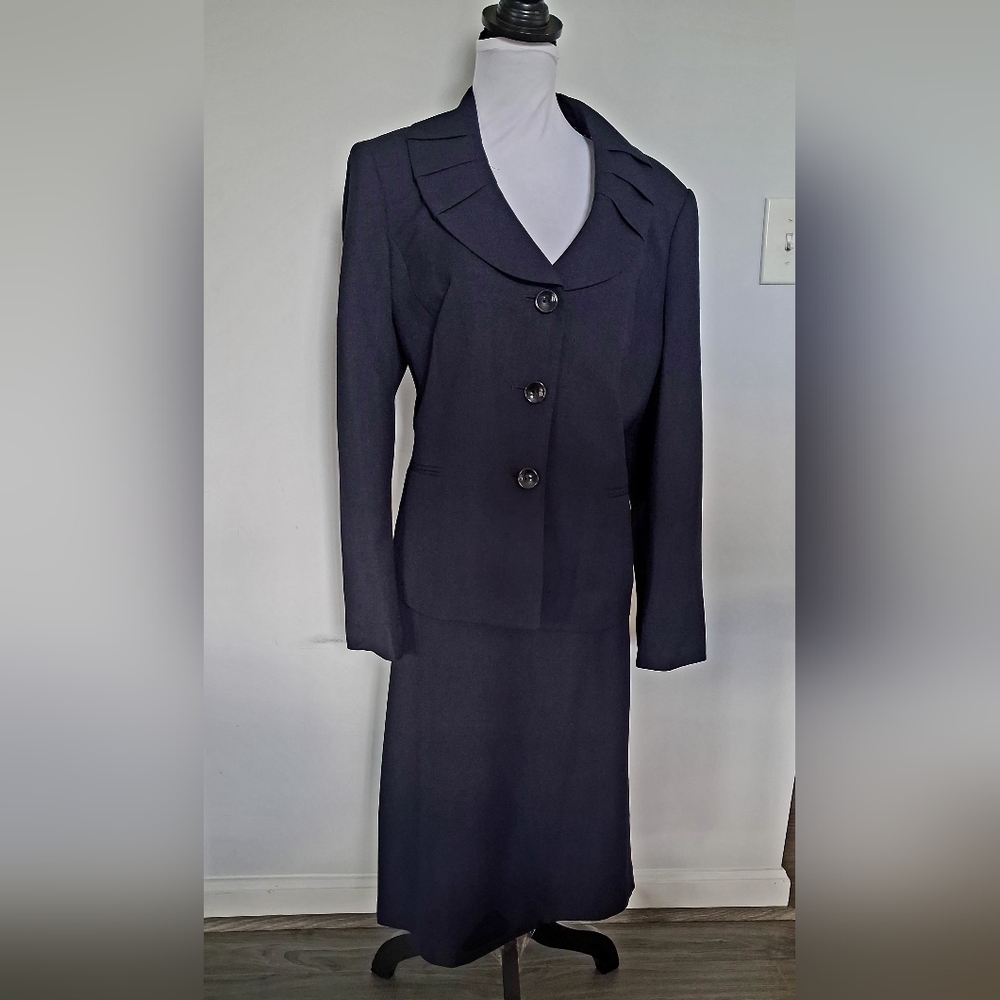 Classic Navy Women's Skirt Suit Size 18